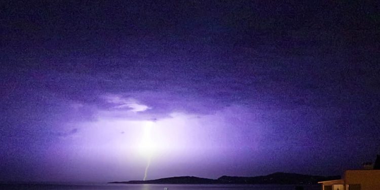La tormenta «enciende» el cielo en Vigo