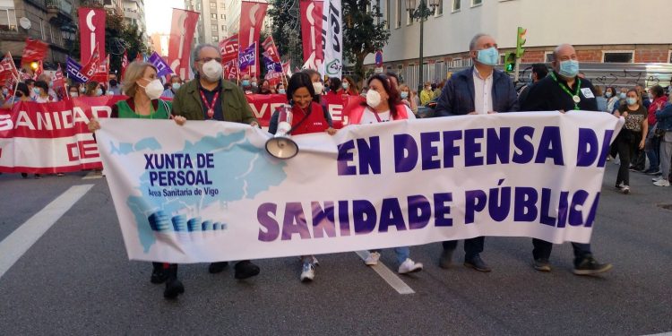 Miles de personas claman en Vigo por más personal y recursos para la sanidad pública