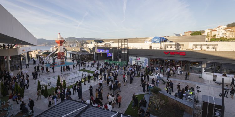 Vista de la plaza con zona de restauración. / Reportaje gráfico: Sonia Daponte