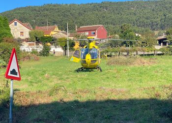 Evacuado en helicóptero un menor herido al caerle encima un portal