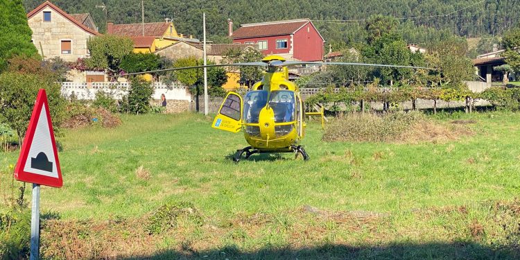 Evacuado en helicóptero un menor herido al caerle encima un portal