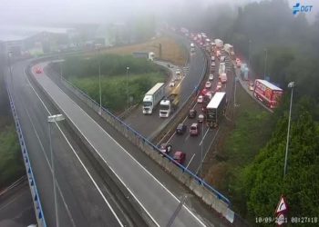 Monumental atasco en la A-55 por un accidente con cuatro heridos