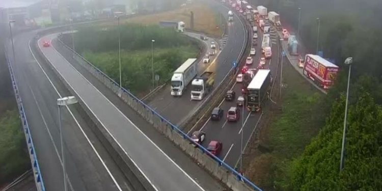 Monumental atasco en la A-55 por un accidente con cuatro heridos