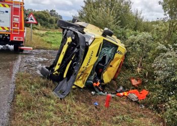 Dos sanitarios heridos al volcar su ambulancia