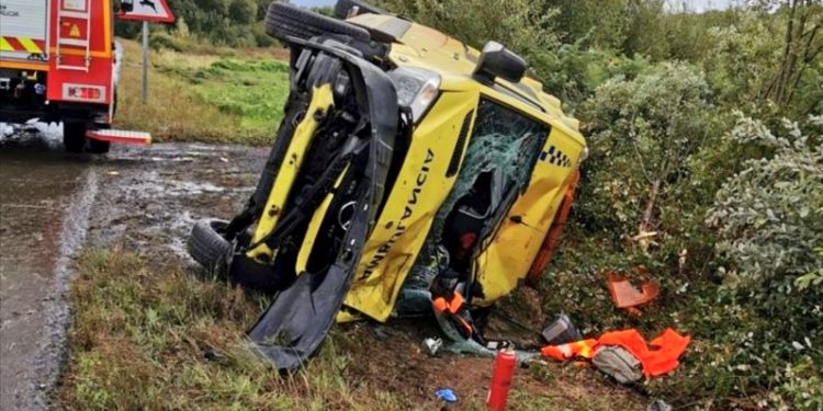Dos sanitarios heridos al volcar su ambulancia