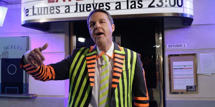 Buenafuente lanza una nueva canción de Vigo y acuña el ‘AjeLED’ tras el duelo Caballero-Kárpov