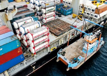 Vigo acoge la descarga de un pontón auto propulsante para trabajos en alta mar