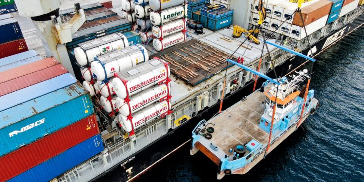 Vigo acoge la descarga de un pontón auto propulsante para trabajos en alta mar