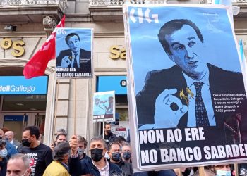 Personal del Banco Sabadell se moviliza en Vigo contra los despidos