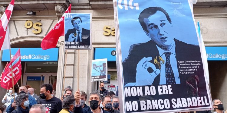 Personal del Banco Sabadell se moviliza en Vigo contra los despidos