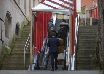 El área sanitaria de Vigo derriba otra barrera y la pandemia ya retrocede dos meses
