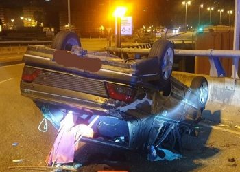 Un herido grave en Vigo tras volcar con su coche