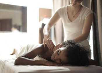 Estudia en la Escuela de Masaje y osteopatía en Vigo