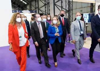 Calviño lamenta en Vigo la “dependencia” que la industria tiene de los microchips