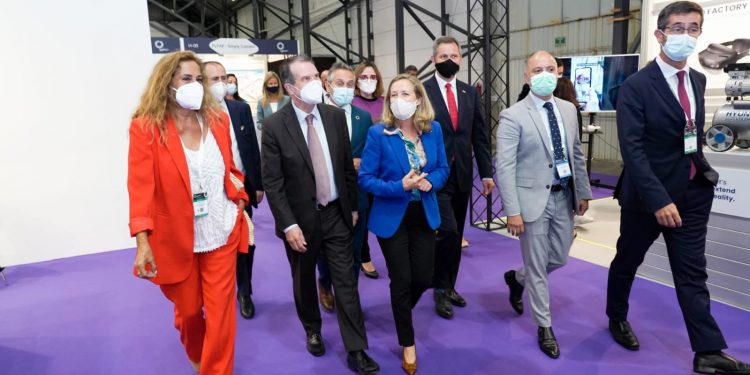 Calviño lamenta en Vigo la “dependencia” que la industria tiene de los microchips