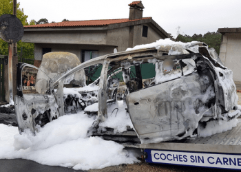 Un menor y sus abuelos salvan la vida tras incendiarse su coche en Gondomar