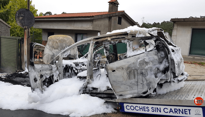 Un menor y sus abuelos salvan la vida tras incendiarse su coche en Gondomar