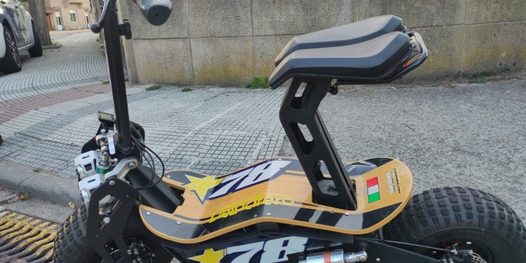 Sorprenden a un vigués por circular en un ciclomotor eléctrico sin carnet y sin seguro