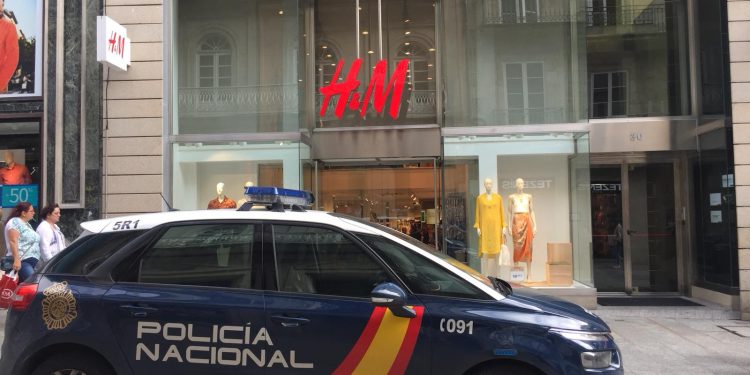 Dos clientes de una cafetería de Vigo entregan a un ladrón que se llevó la recaudación del local