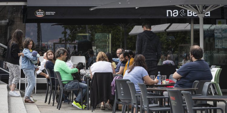 Galicia relaja las restricciones para reunirse en la hostelería y de madrugada