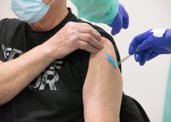 Sanidade traslada la vacunación sin cita al Álvaro Cunqueiro