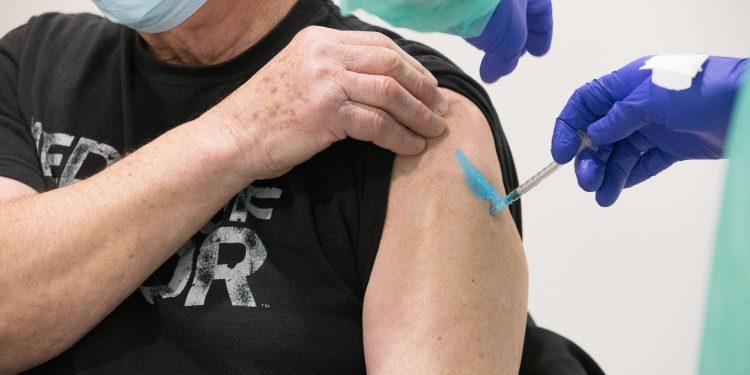 Sanidade traslada la vacunación sin cita al Álvaro Cunqueiro