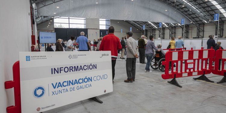 Comienza en Vigo la dispensación de la tercera dosis contra la Covid-19