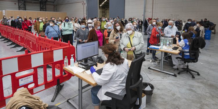 Galicia abre la vacunación sin cita, que se extiende al campus de Vigo