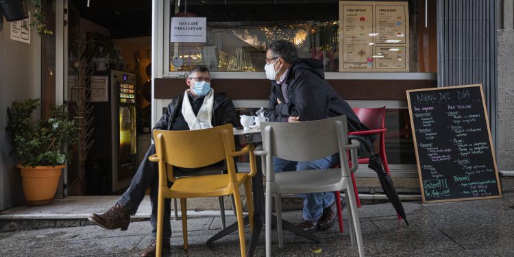 La pandemia ya retrocede hasta mediados de agosto de 2020 en el área sanitaria de Vigo