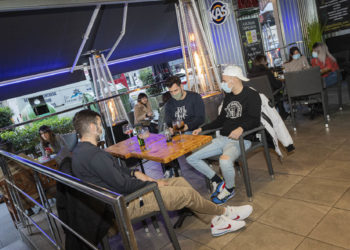 Galicia estudiará ampliar los horarios de la hostelería con el sector y el comité clínico