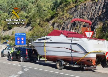 Interceptan en la AP-9 a un coche remolcando una lancha de 3.250 kilos hasta Huelva