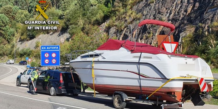 Interceptan en la AP-9 a un coche remolcando una lancha de 3.250 kilos hasta Huelva