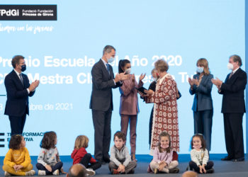 Felipe VI pide celebrar los éxitos en educación y alaba al Clara Torres de Tui por su “igualdad de oportunidades”