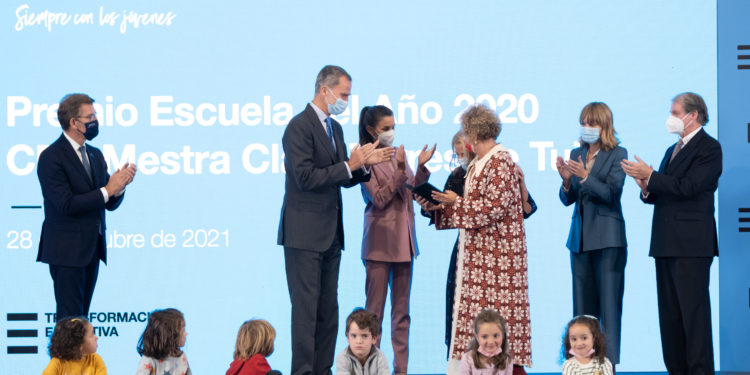 Felipe VI pide celebrar los éxitos en educación y alaba al Clara Torres de Tui por su “igualdad de oportunidades”