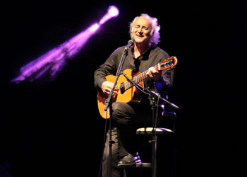 Amancio Prada ofrece en Tui un percorrido pola súa discografía