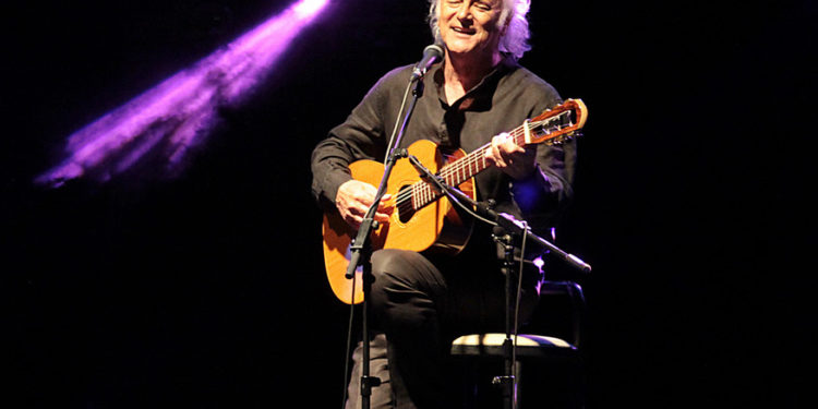 Amancio Prada ofrece en Tui un percorrido pola súa discografía