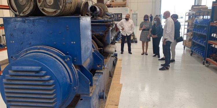 Un «Deutz» de 10 toneladas para unha rotonda do Porriño