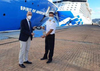 Dos cruceros con casi 5.000 personas tocan Vigo por primera vez