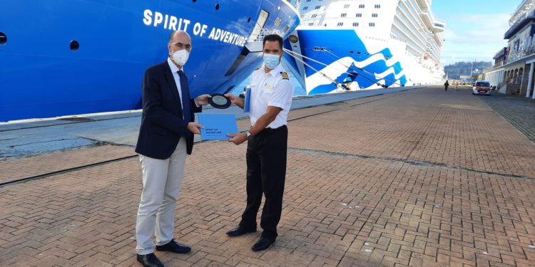 Dos cruceros con casi 5.000 personas tocan Vigo por primera vez