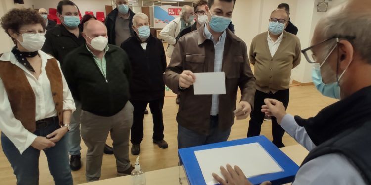 Gonzalo Caballero gana en Vigo pero Formoso se lleva las primarias del PSdeG con un 58,79 %