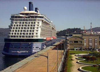 Sol y calor para los 968 pasajeros del «Celebrity Silhouette» en Vigo