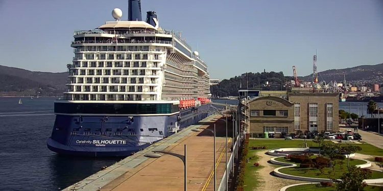 Sol y calor para los 968 pasajeros del «Celebrity Silhouette» en Vigo