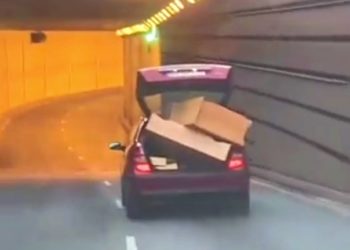 Un coche circula por el túnel de Beiramar de Vigo con el maletero abierto y su carga sobresaliendo