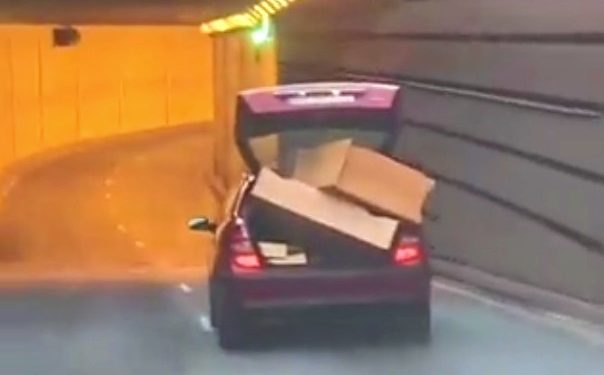 Un coche circula por el túnel de Beiramar de Vigo con el maletero abierto y su carga sobresaliendo