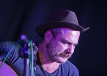 Música de Eladio y mejillones para el aperitivo en la Praza da Constitución de Vigo