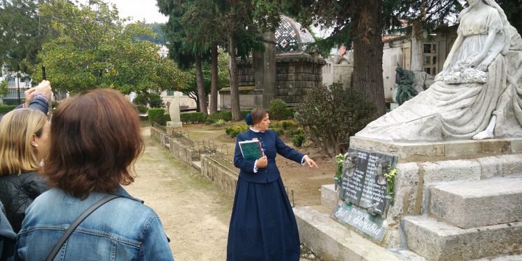 Las visitas teatralizadas al cementerio de Pereiró vuelven con lleno