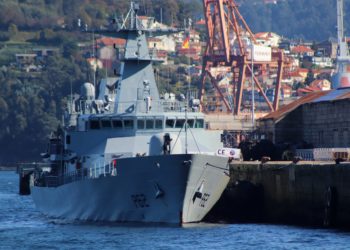 Amarra en Vigo la patrullera irlandesa más literaria y polémica