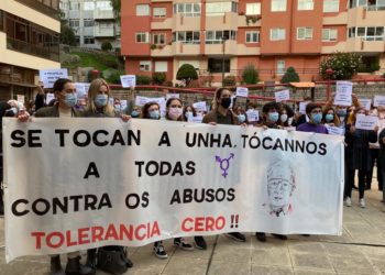 Exalumnas del Colegio Labor piden responsabilidades: «Se tocan a unha, tócannos a todas»