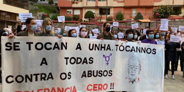 Exalumnas del Colegio Labor piden responsabilidades: «Se tocan a unha, tócannos a todas»