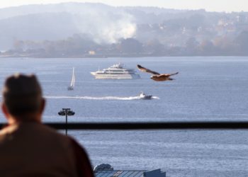 El «Maybe», el megayate que descartó Fefé Tapias, se despide de Vigo y ya viaja rumbo a Angola